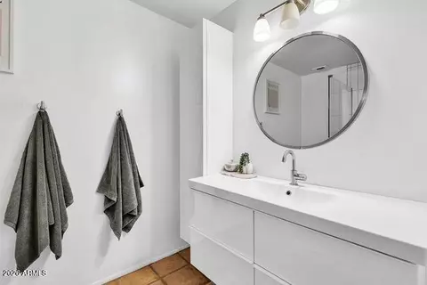 Bath - 2170 E Minton Dr, Tempe, AZ 85282 photo 2 of 3