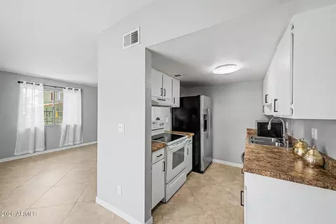 Kitchen - 803 E Cochise Dr, Phoenix, AZ 85020 photo 1 of 2