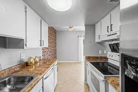 Kitchen - 803 E Cochise Dr, Phoenix, AZ 85020 photo 2 of 2