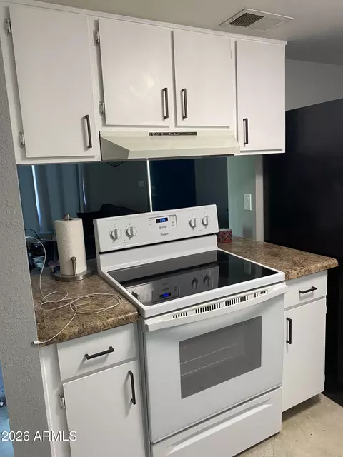 Kitchen - 803 E Cochise Dr, Phoenix, AZ 85020 photo 1 of 2