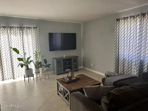 Living - 803 E Cochise Dr, Phoenix, AZ 85020 photo 1 of 2