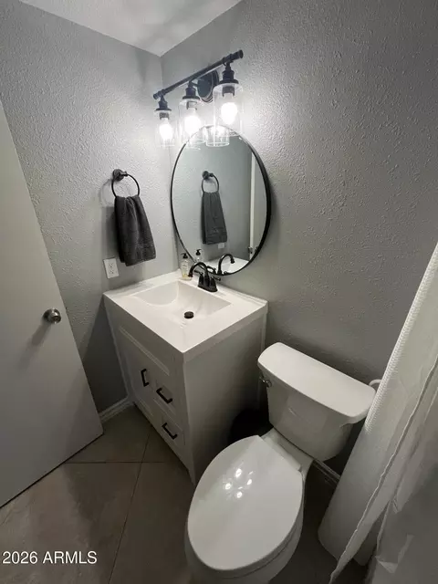 Bath - 803 E Cochise Dr, Phoenix, AZ 85020 photo 2 of 3