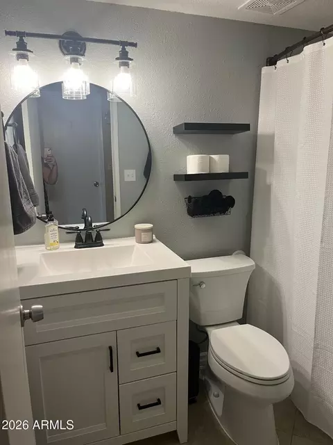 Bath - 803 E Cochise Dr, Phoenix, AZ 85020 photo 1 of 3