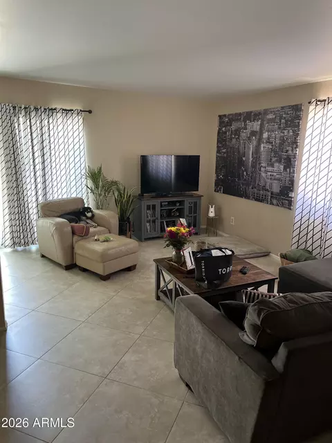Living - 803 E Cochise Dr, Phoenix, AZ 85020 photo 2 of 2