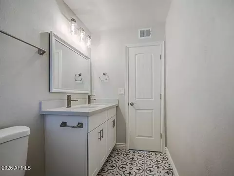 Bath - 3317 W Montecito Ave, Phoenix, AZ 85017 photo 2 of 5