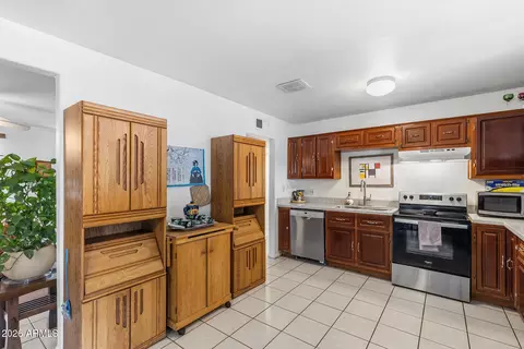 Kitchen - 1229 E Devonshire Ave, Phoenix, AZ 85014 photo 3 of 5