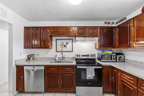 Kitchen - 1229 E Devonshire Ave, Phoenix, AZ 85014 photo 4 of 5