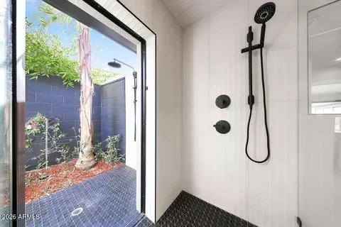Bath - 1955 E Greenway Rd, Phoenix, AZ 85022 photo 3 of 7