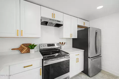 Kitchen - 7254 W Wolf St, Phoenix, AZ 85033 photo 3 of 4