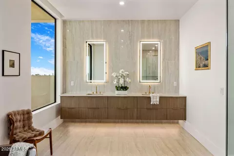 Bath - 6037 N 21st Pl, Phoenix, AZ 85016 photo 2 of 7