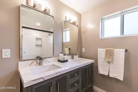 Bath - 8145 N 1st Dr, Phoenix, AZ 85021 photo 2 of 6