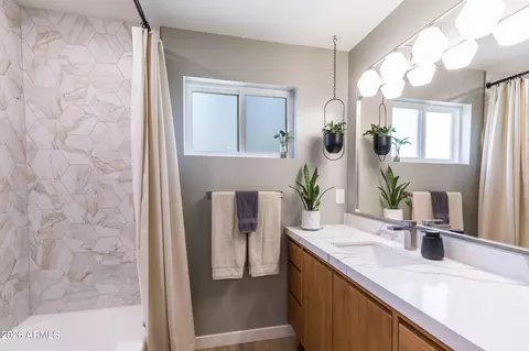 Bath - 8145 N 1st Dr, Phoenix, AZ 85021 photo 4 of 6