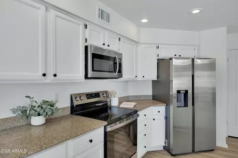 Kitchen - 3509 E Verbena Dr, Phoenix, AZ 85044 photo 4 of 5