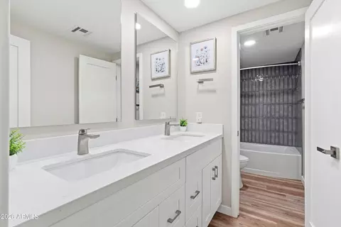 Bath - 5833 N 10th St, Phoenix, AZ 85014 photo 4 of 5