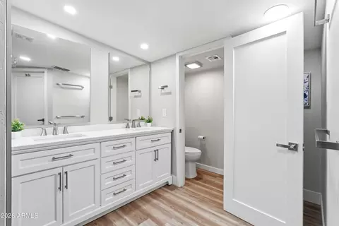 Bath - 5833 N 10th St, Phoenix, AZ 85014 photo 1 of 5