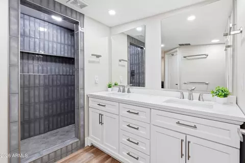 Bath - 5833 N 10th St, Phoenix, AZ 85014 photo 2 of 5