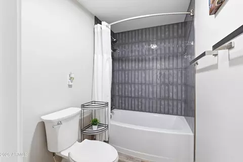 Bath - 5833 N 10th St, Phoenix, AZ 85014 photo 5 of 5