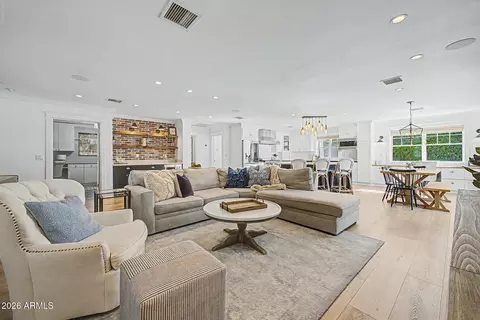 Living - 4710 N 33rd St, Phoenix, AZ 85018 photo 2 of 2