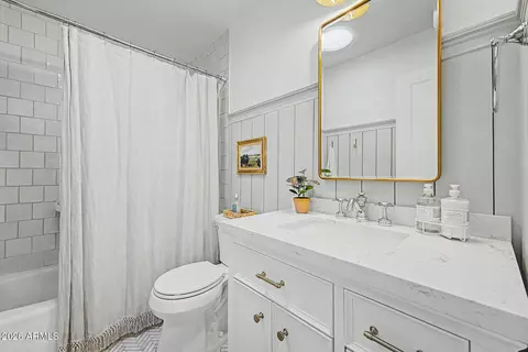 Bath - 4710 N 33rd St, Phoenix, AZ 85018 photo 4 of 5