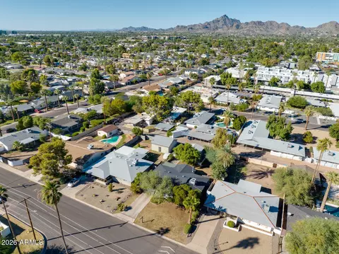 View/Area - 3510 E Glenrosa Ave, Phoenix, AZ 85018 photo 3 of 8