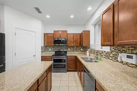 Kitchen - 5821 S 35th Pl, Phoenix, AZ 85040 photo 2 of 3