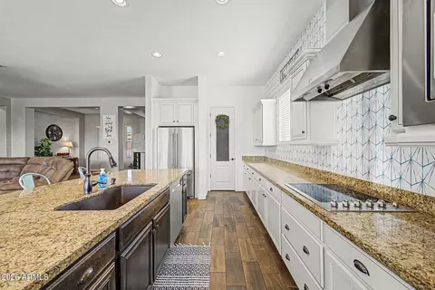 Kitchen - 2528 E Tomahawk Ct, Gilbert, AZ 85298 photo 3 of 5