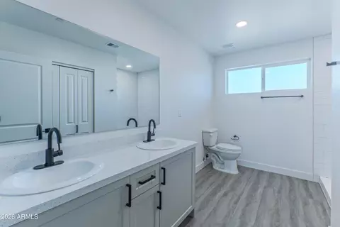Bath - 1435 E Taylor St, Phoenix, AZ 85006 photo 2 of 2