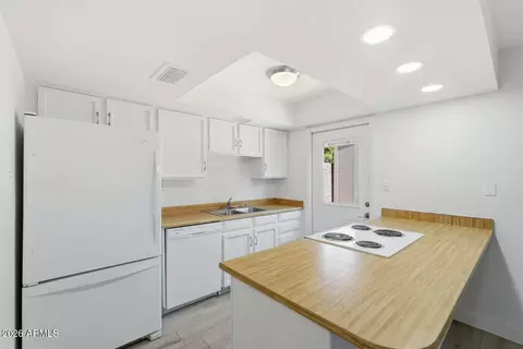 Kitchen - 31 W Pasadena Ave #11, Phoenix, AZ 85013 photo 3 of 4