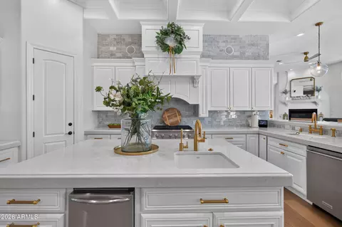 Kitchen - 2918 E Waterman Way, Gilbert, AZ 85297 photo 7 of 9