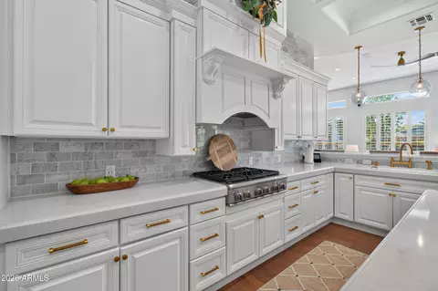 Kitchen - 2918 E Waterman Way, Gilbert, AZ 85297 photo 4 of 9