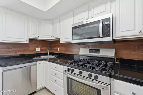 Kitchen - 2254 W Wethersfield Rd, Phoenix, AZ 85029 photo 3 of 4
