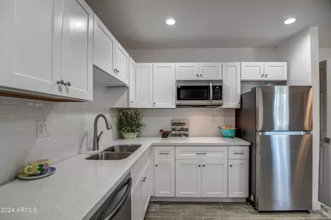 Kitchen - 3135 N 34th St, Phoenix, AZ 85018 photo 5 of 5