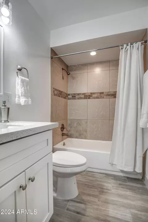 Bath - 3135 N 34th St, Phoenix, AZ 85018 photo 1 of 5