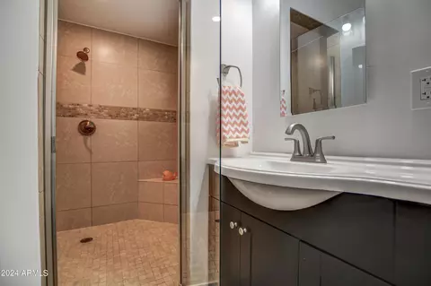 Bath - 3135 N 34th St, Phoenix, AZ 85018 photo 5 of 5