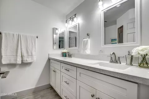Bath - 3135 N 34th St, Phoenix, AZ 85018 photo 2 of 5