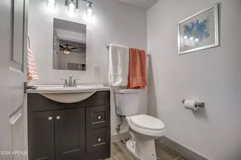 Bath - 3135 N 34th St, Phoenix, AZ 85018 photo 4 of 5