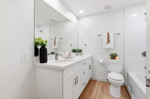 Bath - 1647 E Palmcroft Dr, Tempe, AZ 85282 photo 2 of 3