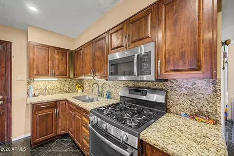 Kitchen - 6909 W Wolf St, Phoenix, AZ 85033 photo 1 of 2