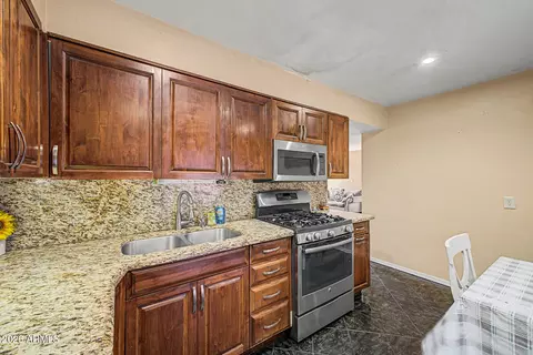 Kitchen - 6909 W Wolf St, Phoenix, AZ 85033 photo 2 of 2
