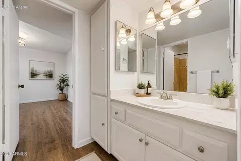 Bath - 5525 E Thomas Rd #R13, Phoenix, AZ 85018 photo 1 of 3