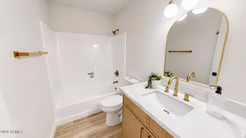 Bath - 2868 E Clarendon Ave, Phoenix, AZ 85016 photo 2 of 5