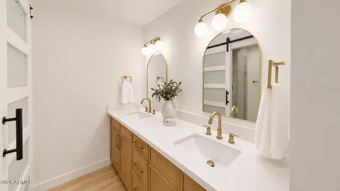 Bath - 2868 E Clarendon Ave, Phoenix, AZ 85016 photo 3 of 5