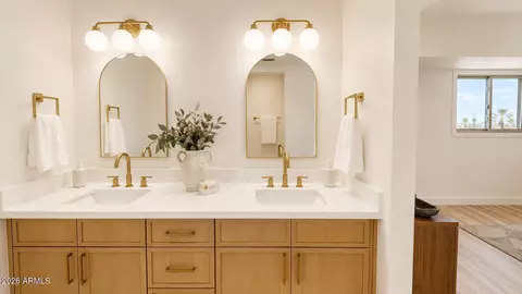 Bath - 2868 E Clarendon Ave, Phoenix, AZ 85016 photo 4 of 5