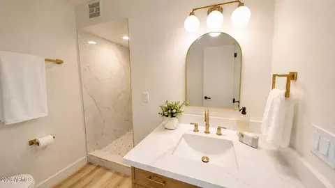 Bath - 2868 E Clarendon Ave, Phoenix, AZ 85016 photo 1 of 5