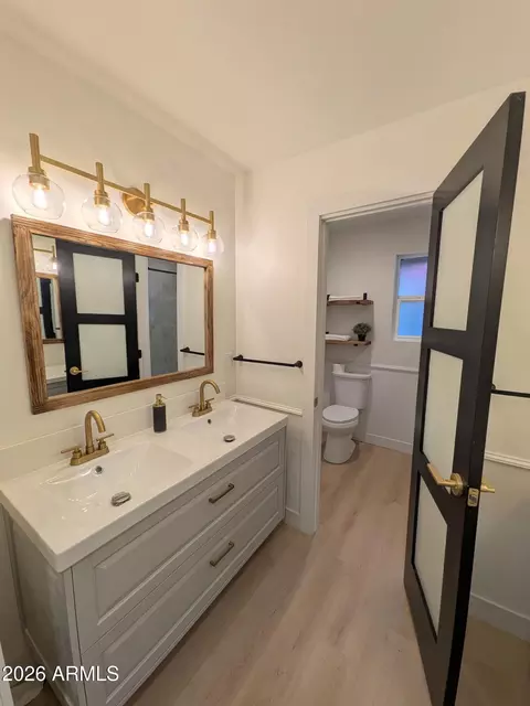 Bath - 735 E Manhatton Dr, Tempe, AZ 85282 photo 2 of 8