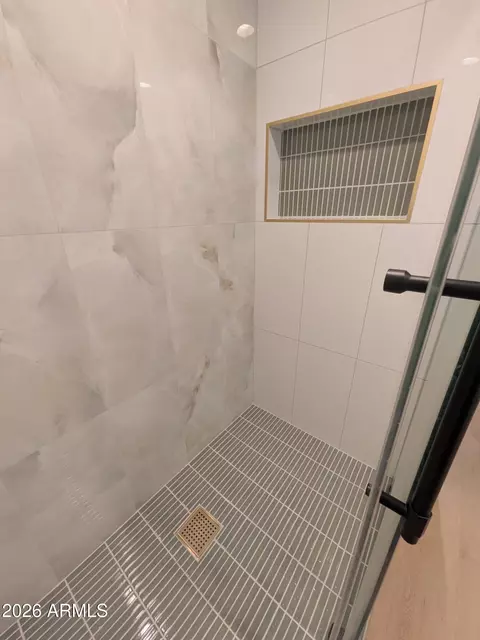 Bath - 735 E Manhatton Dr, Tempe, AZ 85282 photo 4 of 8