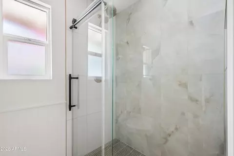 Bath - 735 E Manhatton Dr, Tempe, AZ 85282 photo 2 of 5
