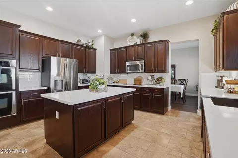 Kitchen - 1122 E Lodgepole Dr, Gilbert, AZ 85298 photo 5 of 6