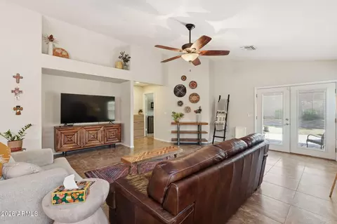 Living - 2615 E Beautiful Ln, Phoenix, AZ 85042 photo 2 of 3