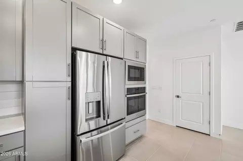 Kitchen - 5428 S 35th Way, Phoenix, AZ 85040 photo 4 of 7